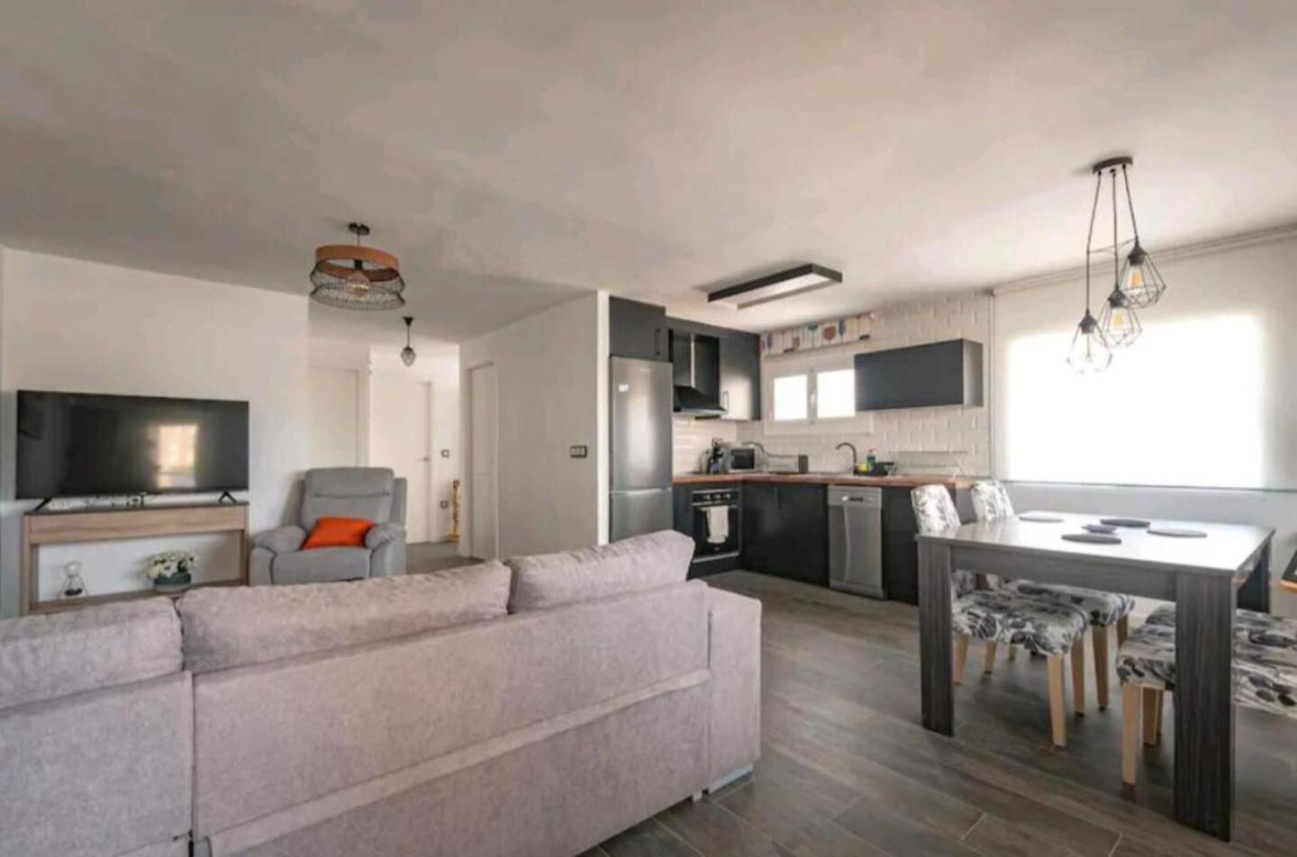 Stylish & Fully Furnished 3 Bedrooms Flat -4 Min Walk To Beautiful Beach Alicante Bagian luar foto