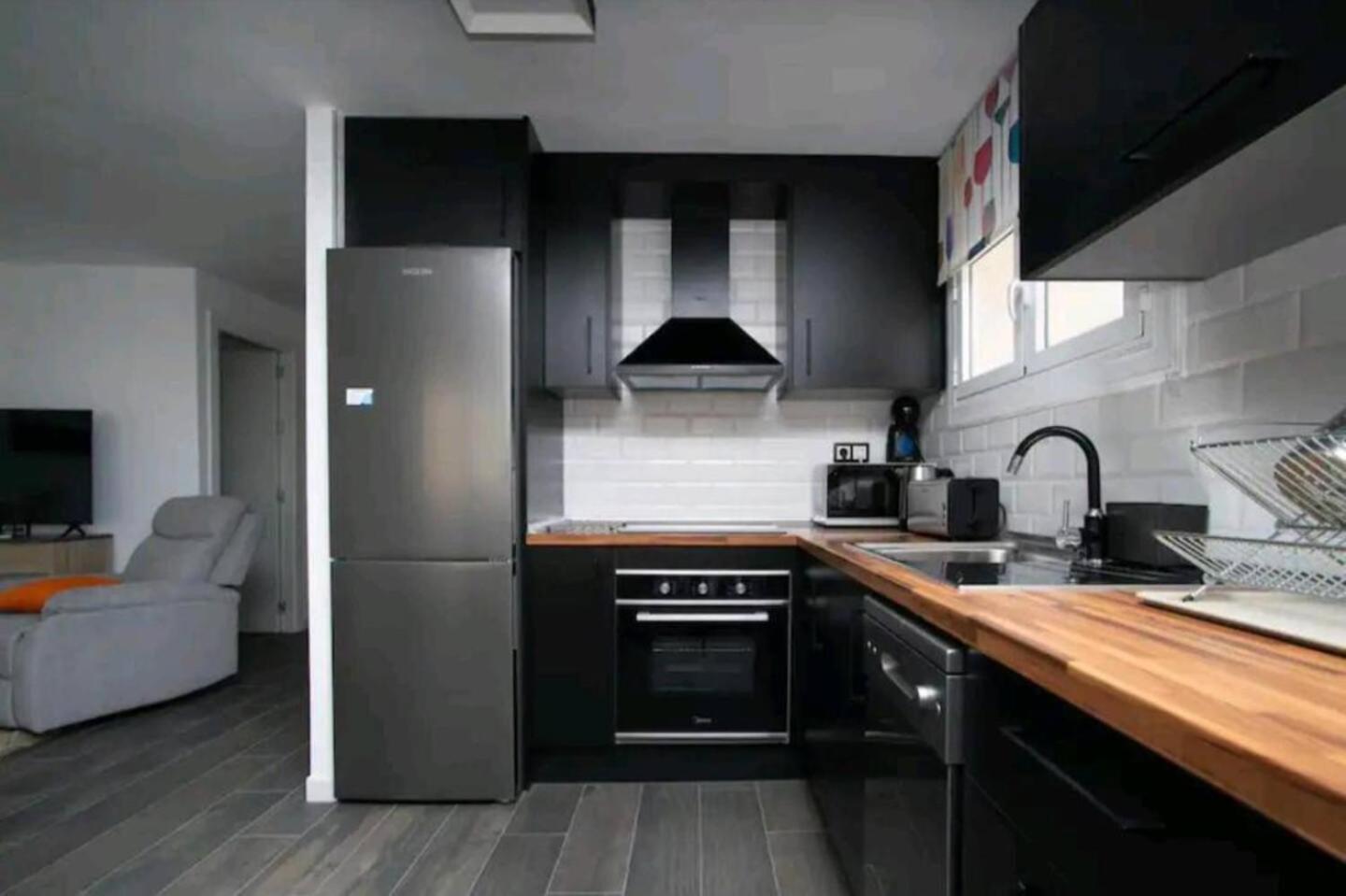 Stylish & Fully Furnished 3 Bedrooms Flat -4 Min Walk To Beautiful Beach Alicante Bagian luar foto