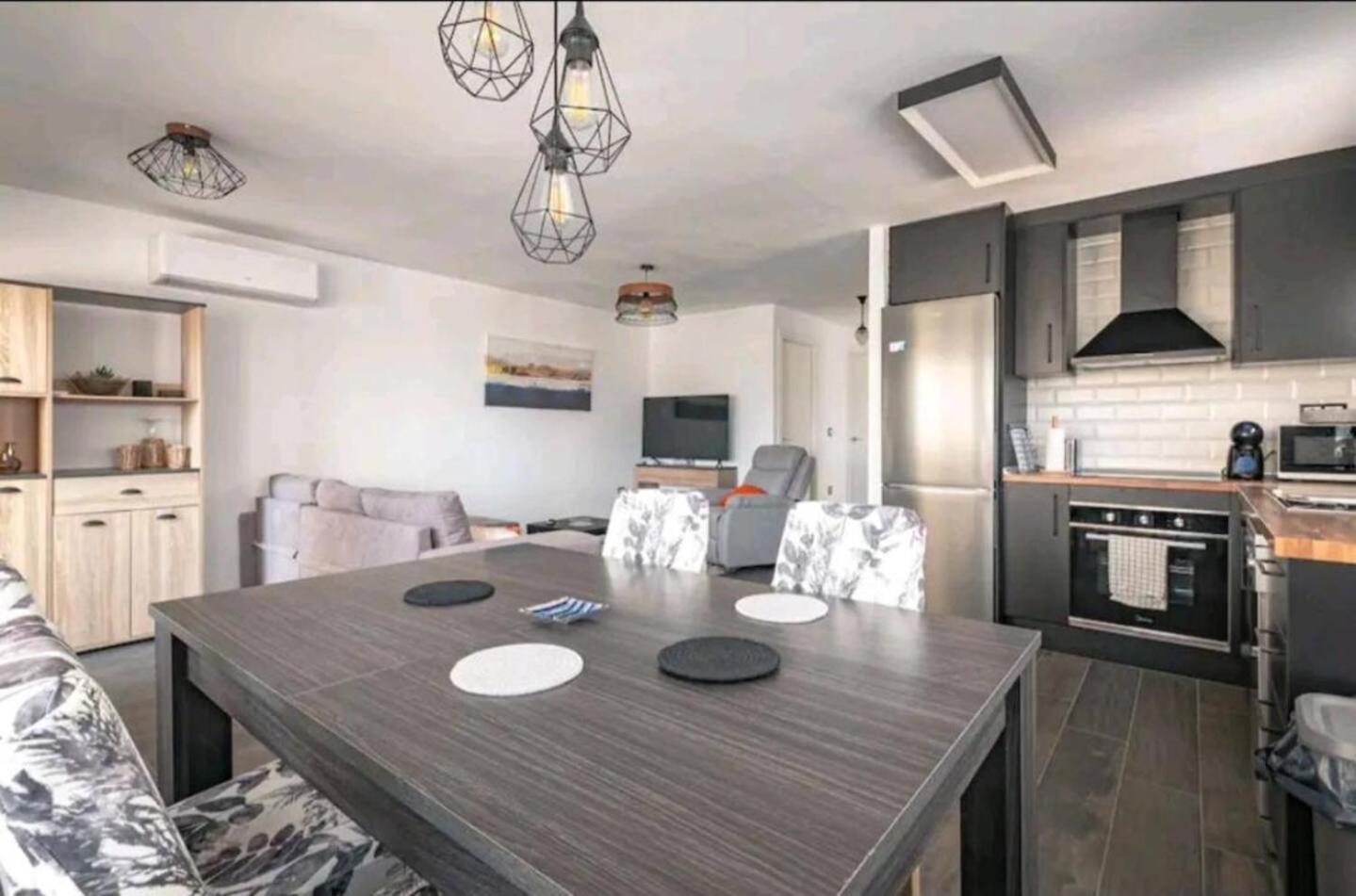 Stylish & Fully Furnished 3 Bedrooms Flat -4 Min Walk To Beautiful Beach Alicante Bagian luar foto